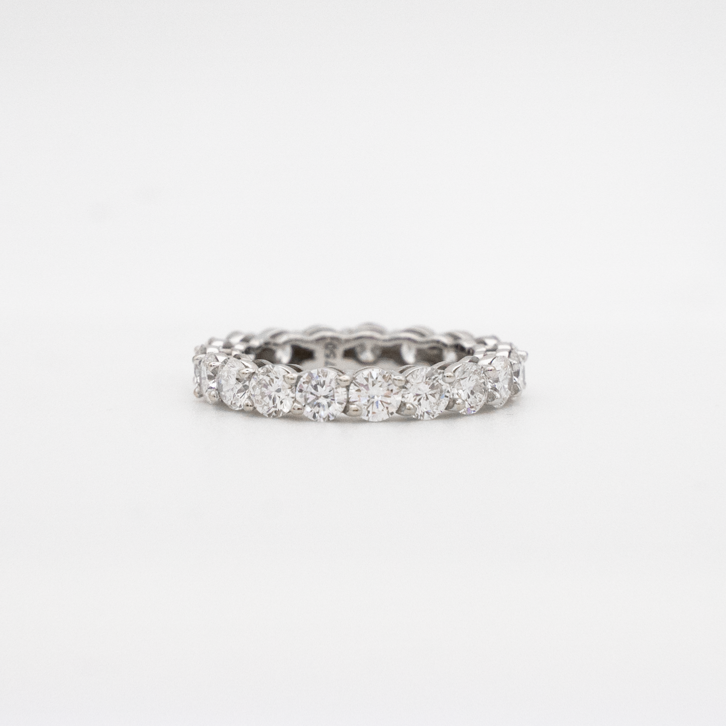Aliança inteira com diamantes de 15 pontos