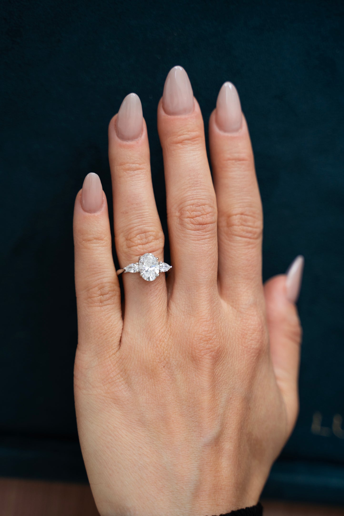 Anel trilogy oval e gotas (2.4ct diamantes)