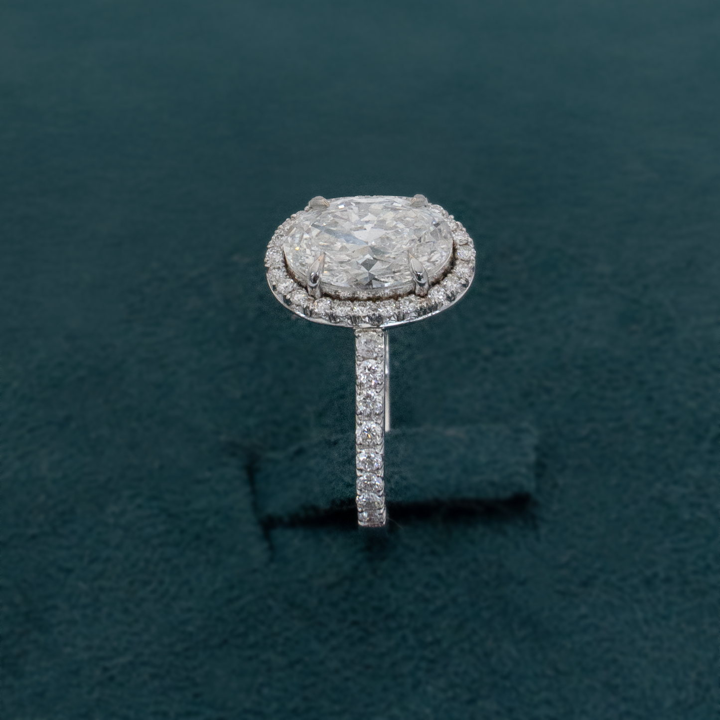 Anel oval halo de diamantes