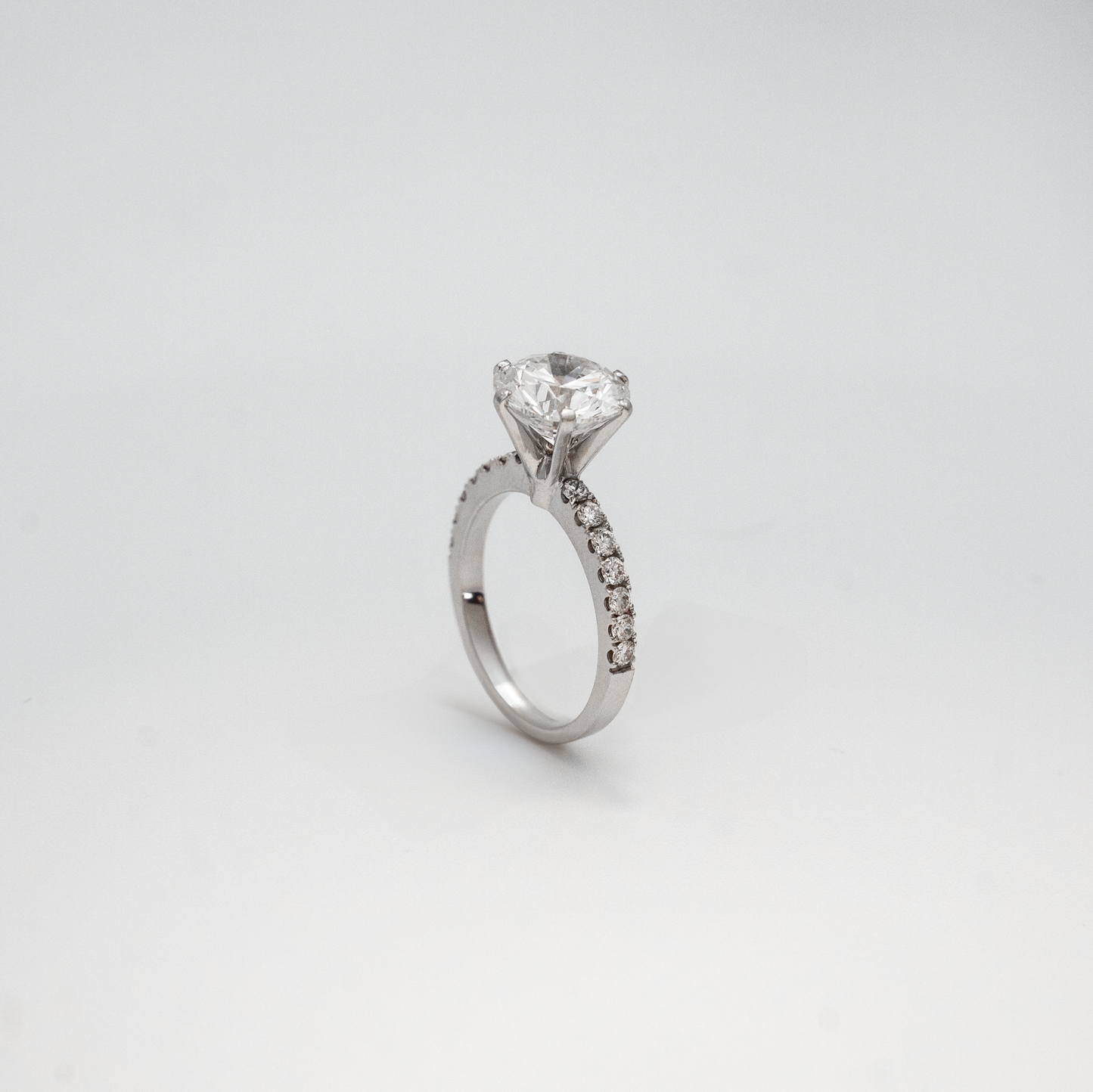 Anel solitário redondo 3.0ct e aro cravejado de diamantes