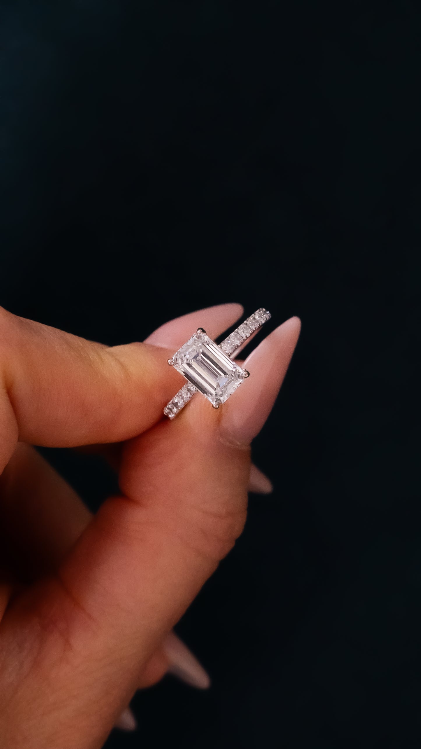 Anel emerald cut (2.0ct) e aro cravejado de diamantes