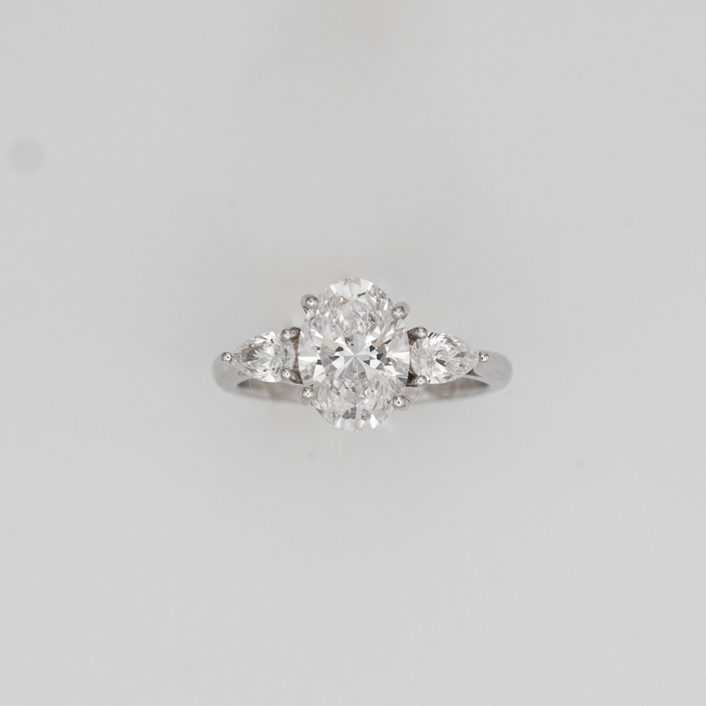 Anel trilogy oval e gotas (2.4ct diamantes)