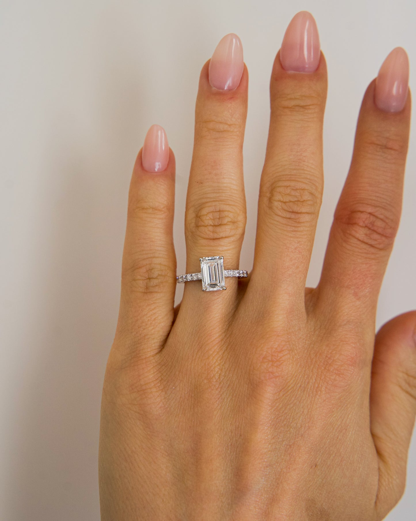 Anel emerald cut (2.0ct) e aro cravejado de diamantes