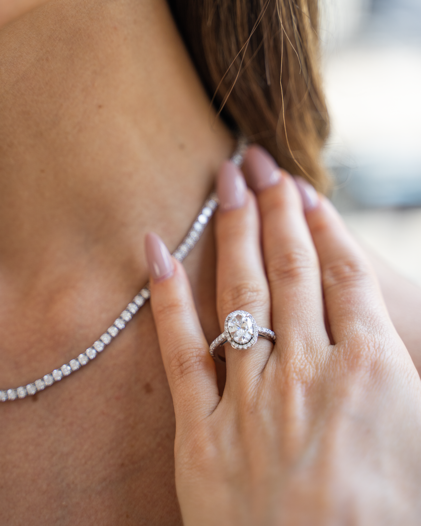 Anel oval halo de diamantes