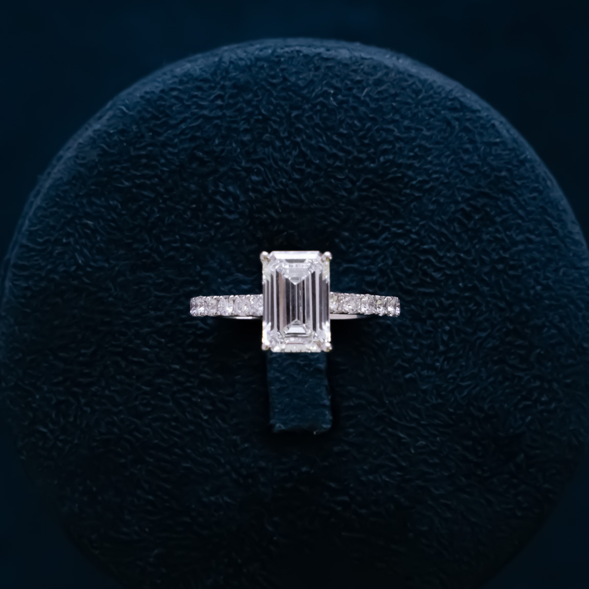 Anel emerald cut (2.0ct) e aro cravejado de diamantes