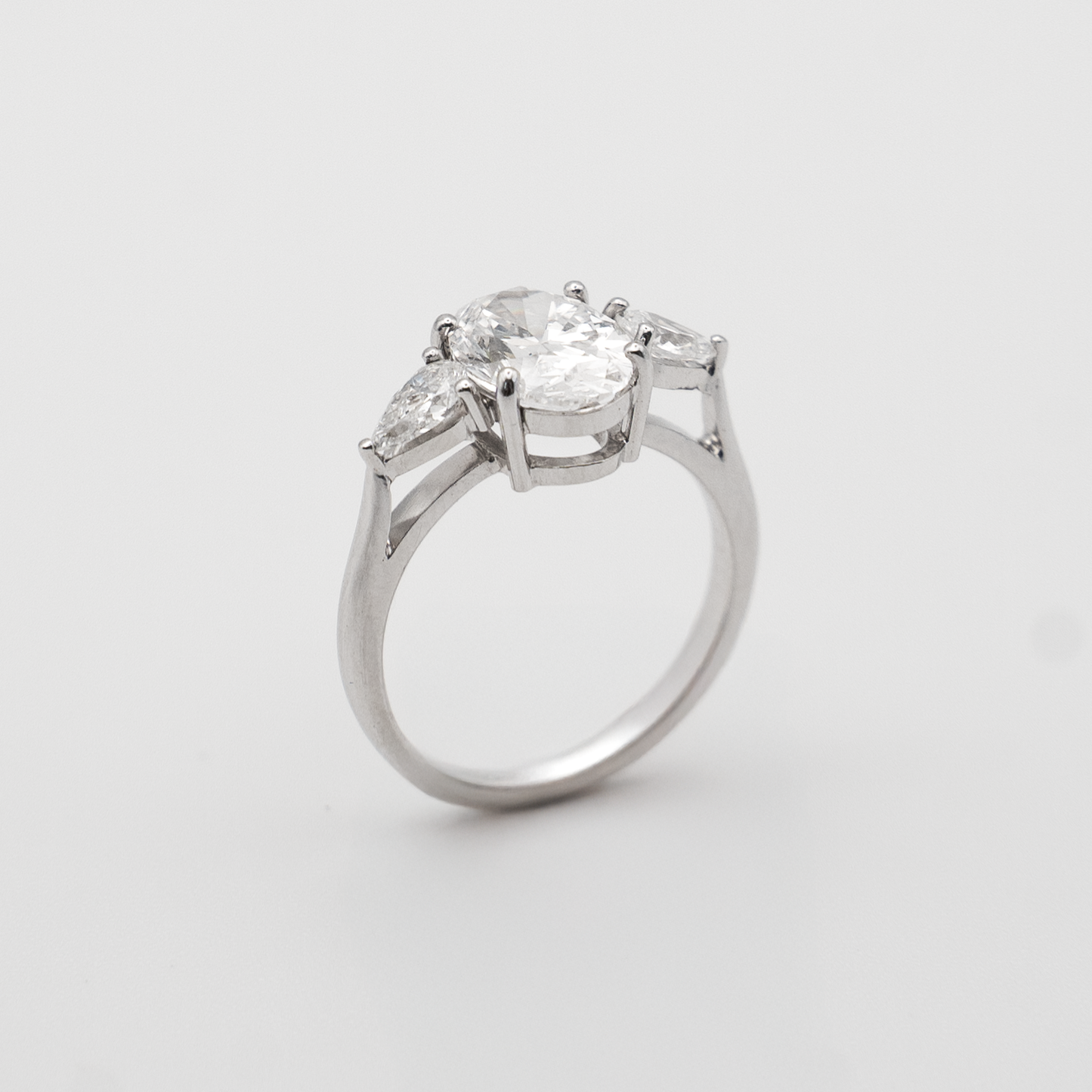 Anel trilogy oval e gotas (2.4ct diamantes)