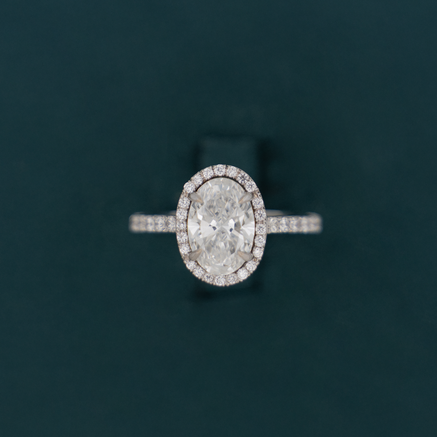 Anel oval halo de diamantes
