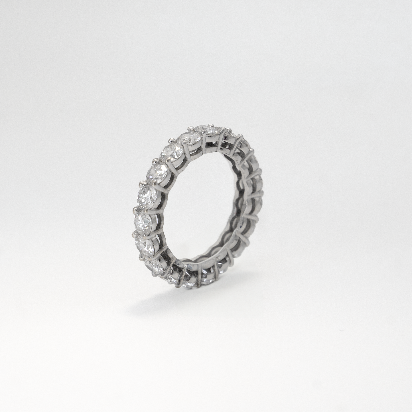 Aliança inteira com diamantes de 15 pontos