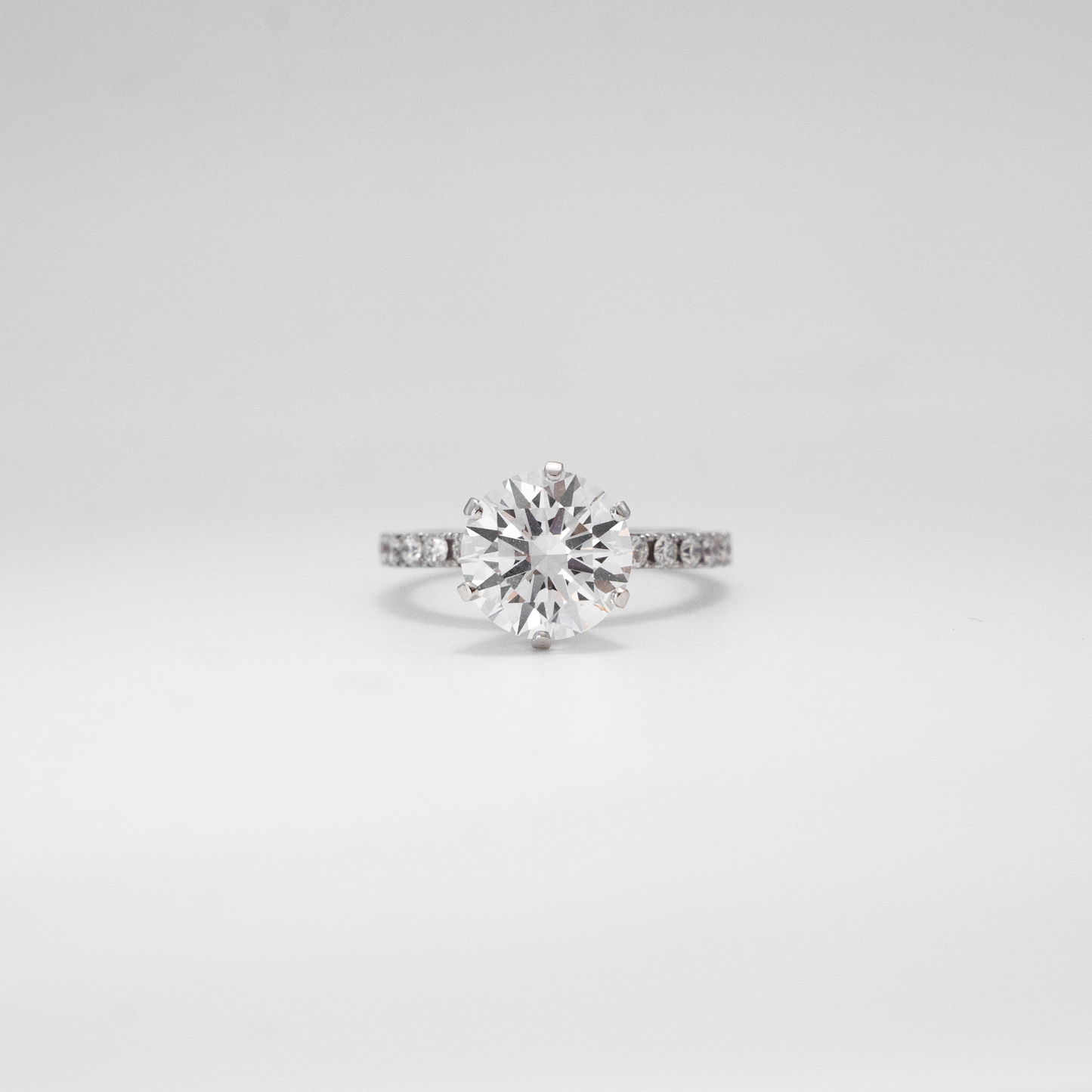 Anel solitário redondo 3.0ct e aro cravejado de diamantes
