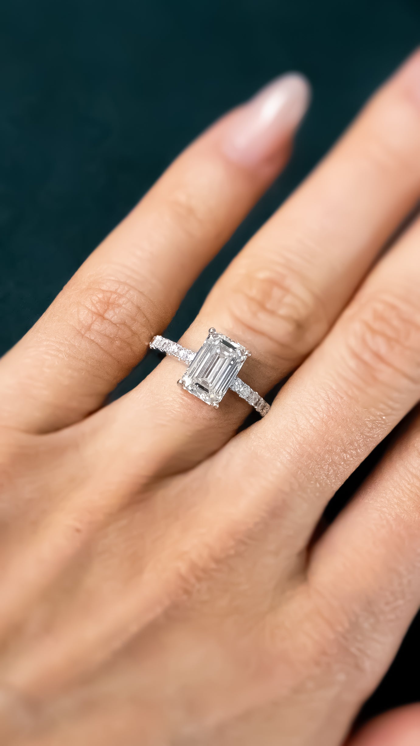 Anel emerald cut (2.0ct) e aro cravejado de diamantes