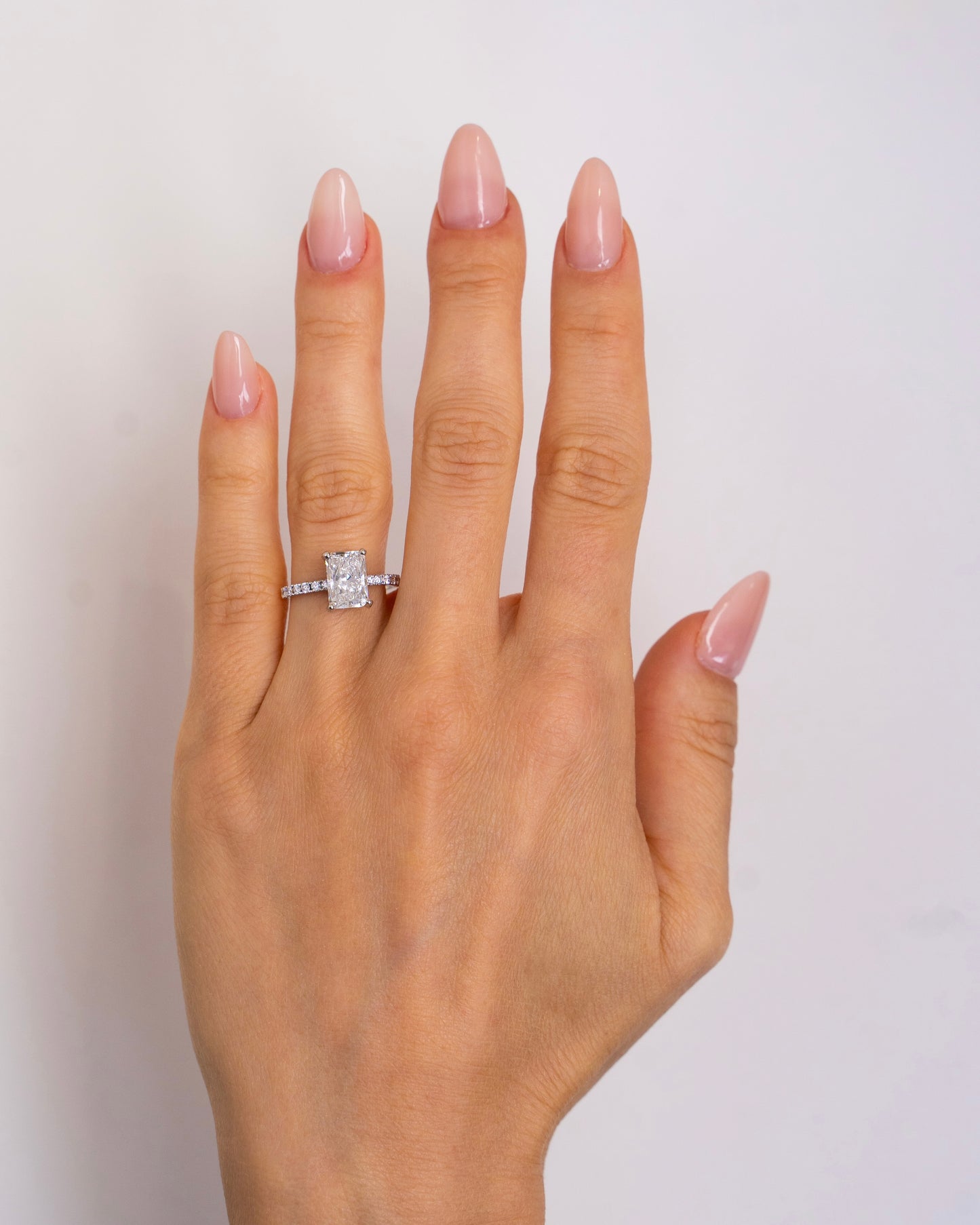 Anel radiant cut (2.0ct), invisible halo e aro cravejado de diamantes