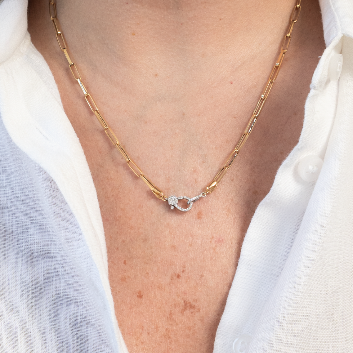 Colar elos com fecho cravejado diamantes