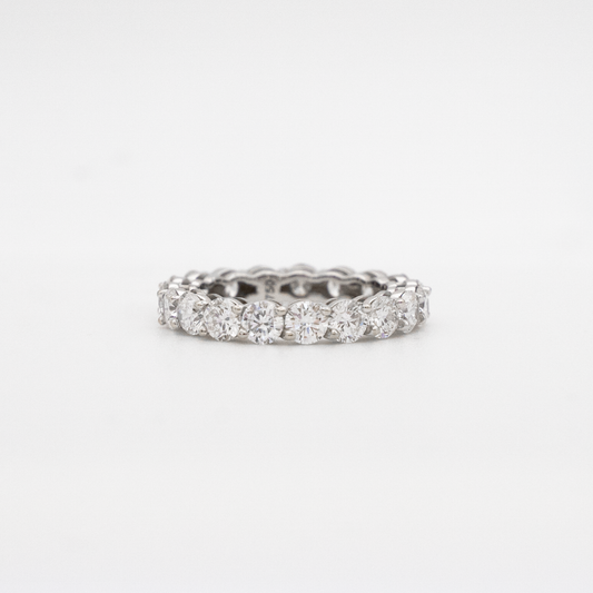 Aliança inteira com diamantes de 15 pontos