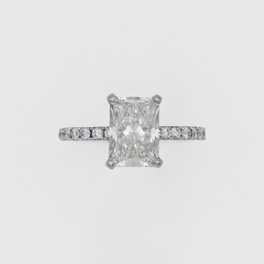 Anel radiant cut (2.0ct), invisible halo e aro cravejado de diamantes