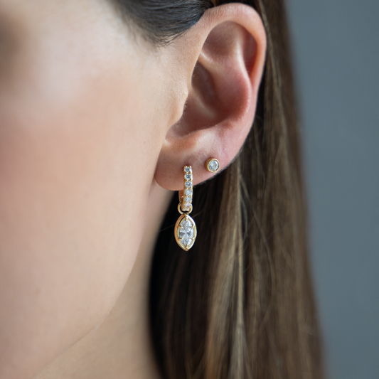 Argola cravejada com pingente navete