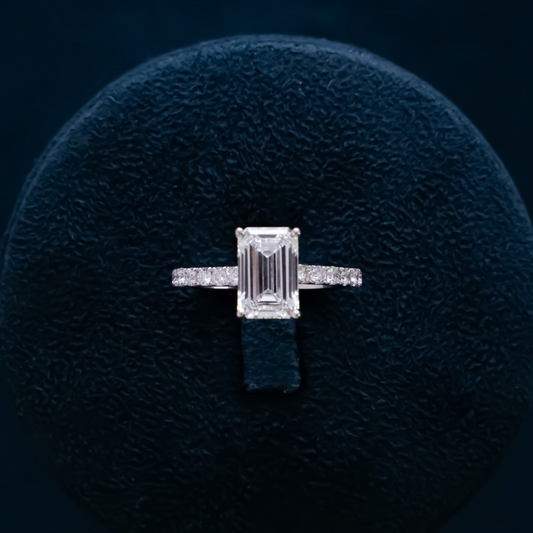 Anel emerald cut (2.0ct) e aro cravejado de diamantes
