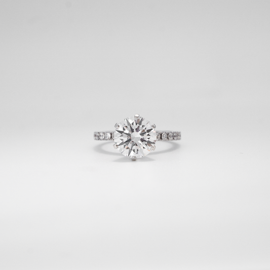 Anel solitário redondo 3.0ct e aro cravejado de diamantes